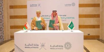 وزيرا المالية السعودي والعماني يوقعان مذكرة تعاون مالي