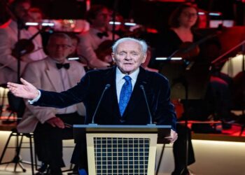 أنتوني هوبكنز يخاطب العالم بالموسيقى من الرياض