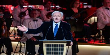 أنتوني هوبكنز يخاطب العالم بالموسيقى من الرياض