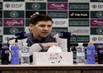 جيرارد يستبعد إكامبي من مواجهة الاتفاق والأهلي