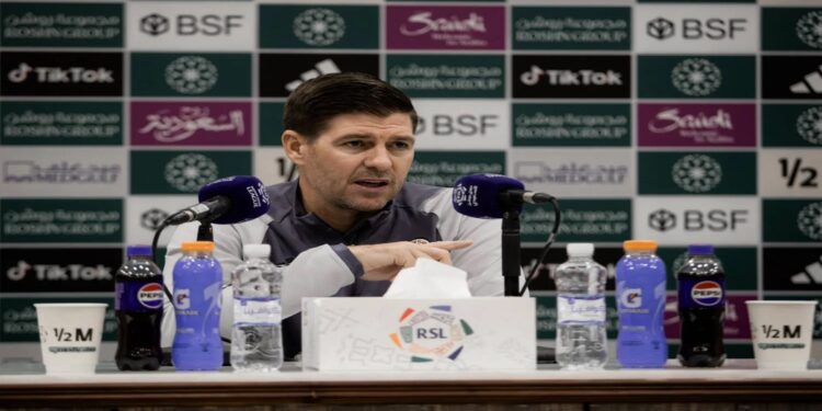 جيرارد يستبعد إكامبي من مواجهة الاتفاق والأهلي