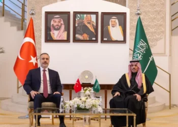 فيصل بن فرحان يستعرض العلاقات ومستجدات المنطقة مع نظيره التركي