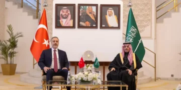 فيصل بن فرحان يستعرض العلاقات ومستجدات المنطقة مع نظيره التركي