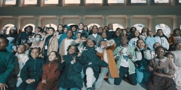 تركي آل الشيخ ينشر فيديو لزيارة الأطفال الأيتام لمنطقة بوليفارد