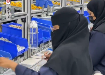 تمكين المرأة.. فنيات سعوديات يعملن على خطوط الإنتاج بتصنيع الكهربائيات