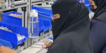 تمكين المرأة.. فنيات سعوديات يعملن على خطوط الإنتاج بتصنيع الكهربائيات