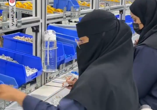 تمكين المرأة.. فنيات سعوديات يعملن على خطوط الإنتاج بتصنيع الكهربائيات