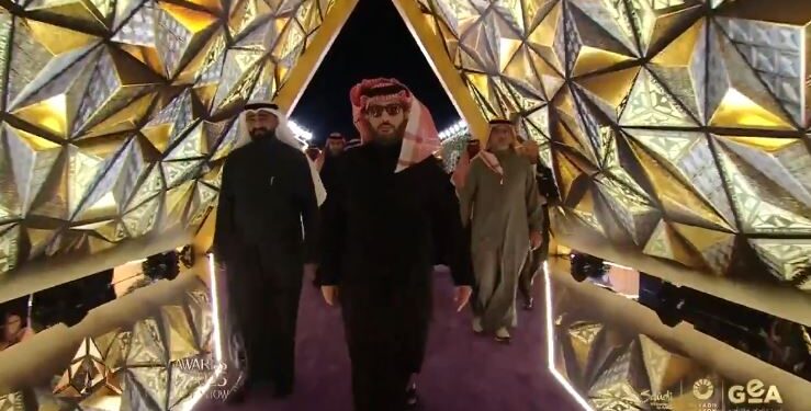 لحظة وصول المستشار تركي آل الشيخ لحفل جوي أوورد 2025