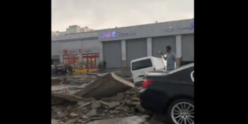 البرق يضرب محطة وقود في جدة.. شاهد ماذا حدث