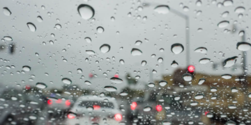 8 نصائح عند تعطل السيارة أثناء الأمطار