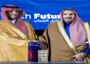 أمير القصيم يكرّم التأمينات الاجتماعية لدعمها ملتقى “فرصتي”