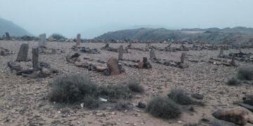 “قبر على قارعة الطريق” في عسير يثير الجدل والتساؤلات.. ما قصته؟