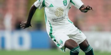 الأهلي يجدد تعاقده مع ياسين الزبيدي