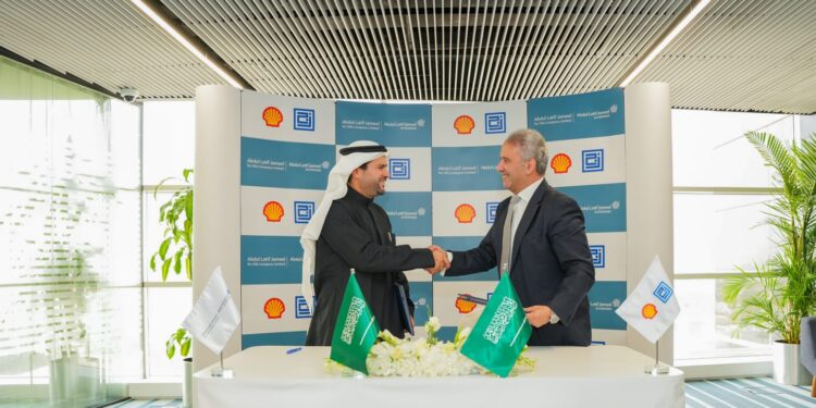 شركة الجميح وشل لزيوت التشحيم” توقع اتفاقية توريد زيوت تويوتا الأصلية مع عبد اللطيف جميل للزيوت في المملكة العربية السعودية