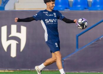 الهلال والاتحاد في مواجهة القادسية وضمك بشعار «ممنوع التعثر»