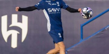 الهلال والاتحاد في مواجهة القادسية وضمك بشعار «ممنوع التعثر»