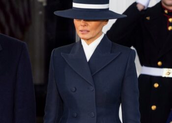 إطلالة ميلانيا الصارمة في تنصيب ترامب تخطف الأضواء