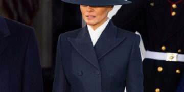 إطلالة ميلانيا الصارمة في تنصيب ترامب تخطف الأضواء