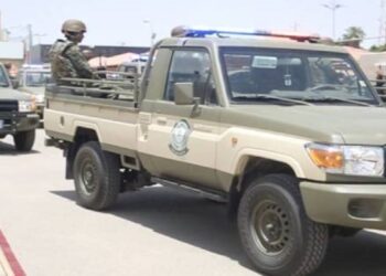 دوريات الأفواج الأمنية في عسير تقبض على مواطن لنقل مخالفَيْن لنظام أمن الحدود