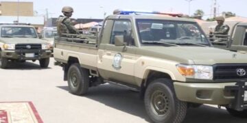 دوريات الأفواج الأمنية في عسير تقبض على مواطن لنقل مخالفَيْن لنظام أمن الحدود