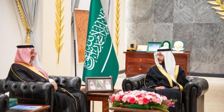 محافظ الطائف يلتقي المشرف العام على مركز “رشد” للتأهيل وأعضاء المركز