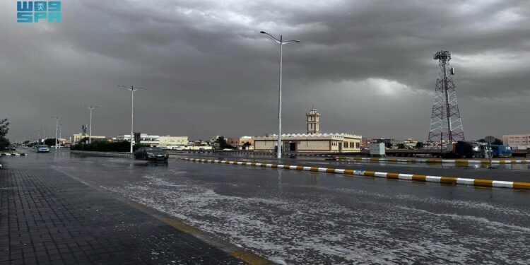 “أمطار غزيرة تزين سماء طريف وتنعش الأرض في الحدود الشمالية”