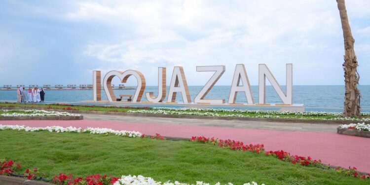 أجواء جازان الماطرة والغائمة تدفع الأهالي للتنزه في المواقع السياحية