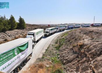 عبور أولى طلائع الجسر البري الإغاثي السعودي لمساعدة الشعب السوري بمنفذ جابر الأردني