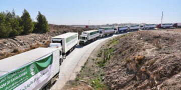 عبور أولى طلائع الجسر البري الإغاثي السعودي لمساعدة الشعب السوري بمنفذ جابر الأردني