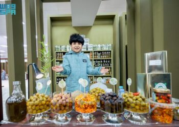 “أمجد الهزيل”.. أصغر مزارع مشارك في مهرجان زيتون الجوف الدولي الـ 18