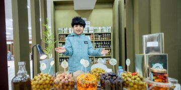 “أمجد الهزيل”.. أصغر مزارع مشارك في مهرجان زيتون الجوف الدولي الـ 18