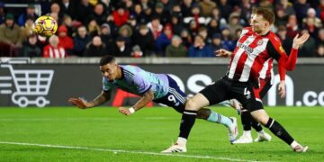 أرسنال يعزز انتصاراته ويضيق الخناق على ليفربول في سباق الصدارة