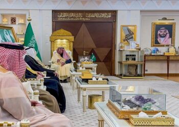 أمير القصيم يستقبل مجلس إدارة الجمعية التعاونية السياحية بعنيزة بعد تشكيله الجديد