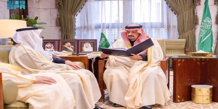 أمير منطقة الرياض يطّلع على برامج وخدمات بنك التنمية الاجتماعية