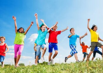 60 دقيقة من النشاط يوميًا.. سرّ صحة أطفالك وسعادتهم