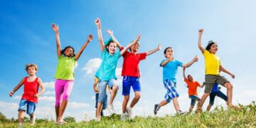 60 دقيقة من النشاط يوميًا.. سرّ صحة أطفالك وسعادتهم