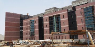 الرئيس التنفيذي لبرنامج المستشفيات الجامعية يزور جامعة الباحة للاطلاع على مشروعاتها