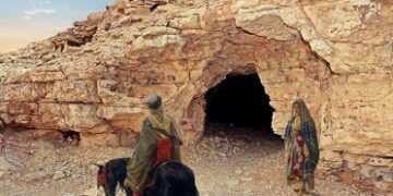 غار «قيس وليلى» في جبل التوباد.. وجهة ساحرة تبهر السياح