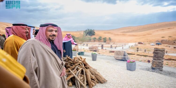 أمير القصيم يطلع على واحات المذنب ويزور معالمها الزراعية