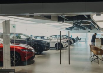 BYD تحقق مبيعات قياسية وتقترب من منافسة تسلا في سوق السيارات الكهربائية