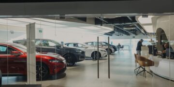 BYD تحقق مبيعات قياسية وتقترب من منافسة تسلا في سوق السيارات الكهربائية