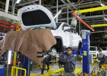 مبيعات سيارات الركوب الجديدة في روسيا تسجل نموًا بنسبة 47% خلال عام 2024