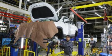 مبيعات سيارات الركوب الجديدة في روسيا تسجل نموًا بنسبة 47% خلال عام 2024