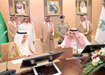 أمير جازان يدشّن مشروع زراعة أشجار المانجروف بفرسان