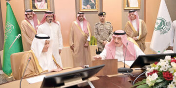 أمير جازان يدشّن مشروع زراعة أشجار المانجروف بفرسان