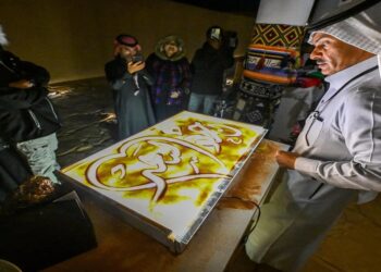 فن الكتابة والرسم على الرمل يلفت أنظار زوار مهرجان “حرفة” في حائل