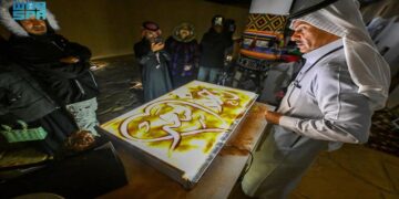 فن الكتابة والرسم على الرمل يلفت أنظار زوار مهرجان “حرفة” في حائل