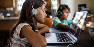 يؤدي إلى إجهاد العين وآلام الرقبة.. احذر من مخاطر الإفراط في استخدام الأجهزة الإلكترونية