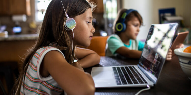 يؤدي إلى إجهاد العين وآلام الرقبة.. احذر من مخاطر الإفراط في استخدام الأجهزة الإلكترونية