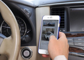 المرور يحذر: لا تنشغل بغير الطريق أثناء قيادة المركبة